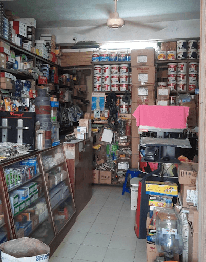 Etalase bagian dalam toko TB Timur Jaya yang memajang handel pintu Virenzzo, fitting lampu, kabel, dan perkakas teknik