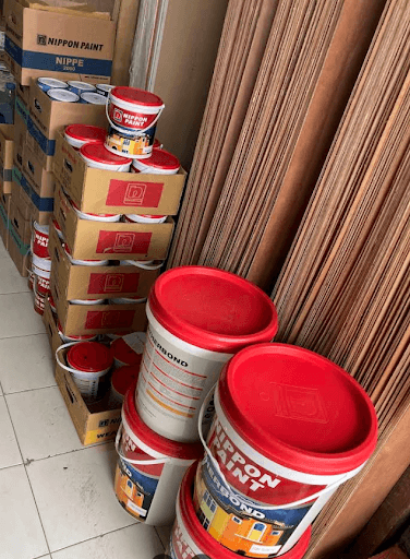 Stok triplek papan dan ember cat Nippon Paint di gudang TB Timur Jaya